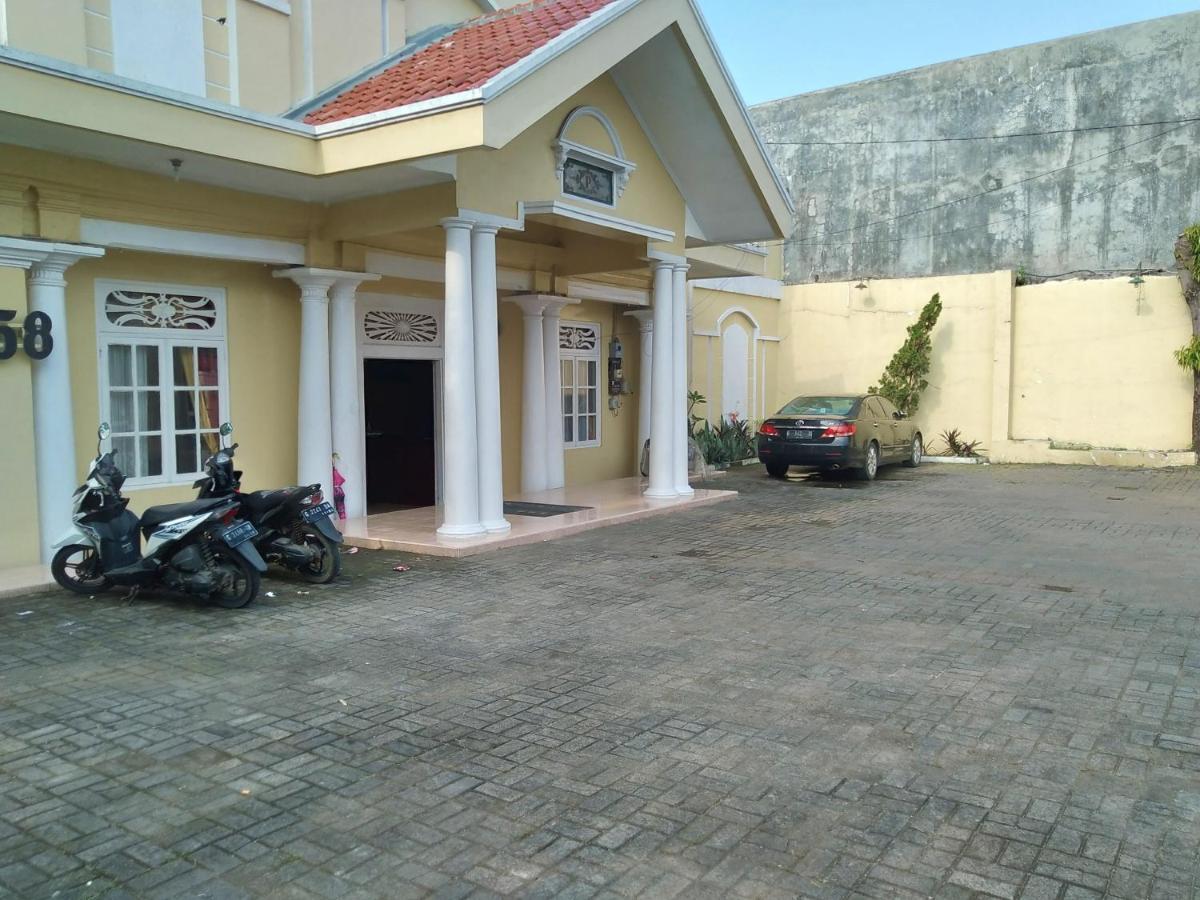 Hotel Pekalongan Syariah Mitra Reddoorz Exterior foto